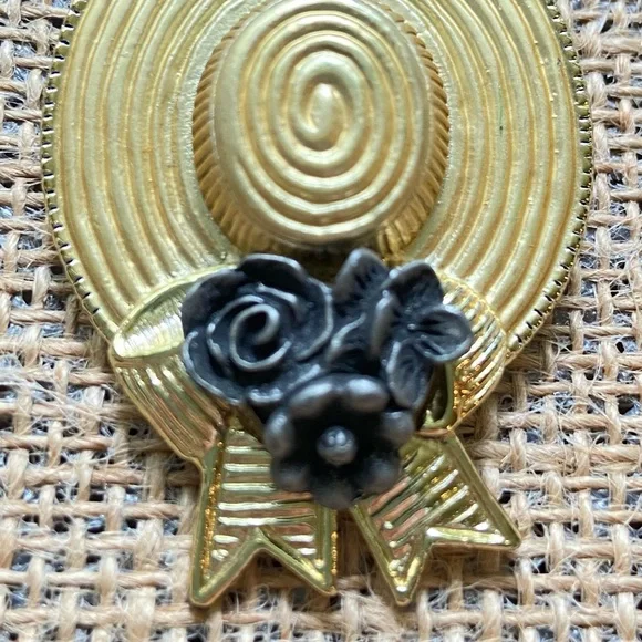 Straw hat bow brooch pin oval textured matte goldtone with pewter tone flowers - Picture 2 of 5